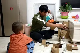 ，哭着喊着让爸爸给他做一个方块人，孩子旁边指导爸爸怎么做，视频封面