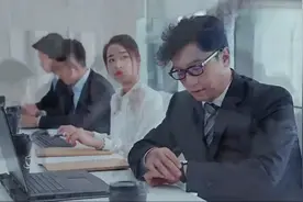 大叔不等会议结束，赶紧致词出门，原来是着急见自己女朋友一面
