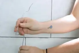 厨房洗手池被头发堵住了怎么办？看动手达人用衣架改装疏通器视频封面