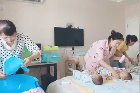 给双胞胎兄弟在家洗澡，一家人忙活的团团转，宝妈直呼不容易视频封面