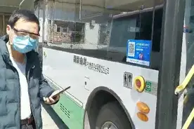 武汉公共交通实行双扫码，上下车都要用支付宝微信扫码视频封面