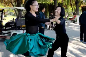 两姐妹热情似火的吉特巴舞跳嗨了视频封面