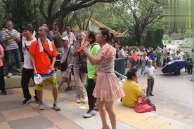 街头唱歌：女歌手一首《许多年以后》开口脆，瞬间点燃整个公园视频封面