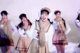 SNH48女团演唱《梦开始的地方》，室外穿超短裙，超养眼视频封面
