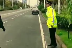 儿子：爸，你不能打我了，再打我算袭警了。视频封面