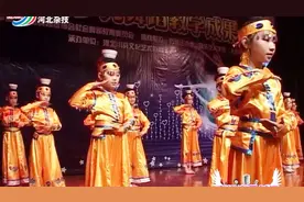 少儿舞蹈《顶碗舞》小孩子们的平衡感好强，顶着碗还能跳着舞！