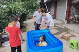 菊子给邻居家小孩送了一座移动游泳池，小姑娘高兴的又蹦又跳视频封面