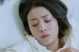 美女发烧不肯输液，还是霸道总裁有办法，美女只能乖乖输液好甜！