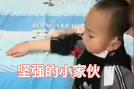 四岁的宝宝口腔感染长泡泡第一次打吊瓶针，坚强的小家伙像大人视频封面