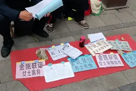 太原迎泽公园外的相亲角，远远看去好像老年人相亲大会一样视频封面