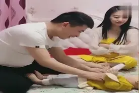 给老公生了闺女之后把脚放老公脸上，老公的做法太难受了！视频封面