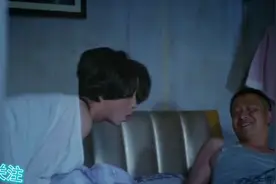 妻子将熟睡的孩子抱到一旁，丈夫秒懂意思，乐坏了！视频封面