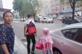 阿里郎下班了还有任务做？两个女儿分别给下命令，这可真够忙呀！视频封面