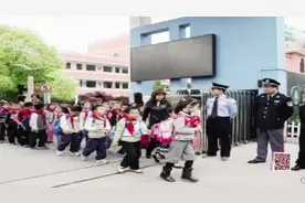 公安部：今年年底前城市中小学专职保安配备率达100%视频封面