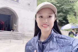 女孩来这玩冷的穿上羽绒服，洞里仙境又神秘，上玻璃栈道吓得直喊视频封面