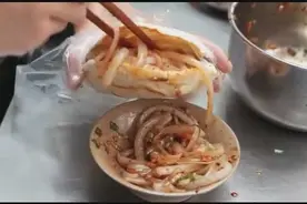要了一份锅盔灌凉粉，看着像凉粉夹馍，每个地方叫法可能不一样视频封面