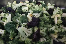 如今的蔬菜重金属残留多.作栋教你一招减少80％。视频封面