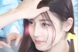 热巴贴在鹿晗耳边说悄悄话，鹿晗下意识的反应，热巴瞬间脸红了视频封面