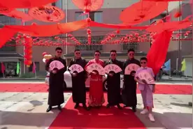 安徽一帅哥接亲，新娘是一富家女，自己开婚车，漂亮又能干，霸气视频封面