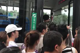 实拍地铁3号线成都医学院站，青白江603路公交平峰客流，结果震撼视频封面