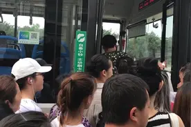 实拍地铁3号线成都医学院站，青白江603路公交平峰客流，结果震撼视频封面
