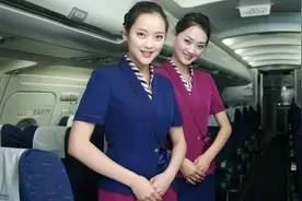 飞机上的空姐有时候会拿着“打火机”边走边按，真相让人哭笑不得视频封面
