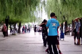 东北广场舞，跳得非常标准的舞者，原来是一个舞蹈老师！