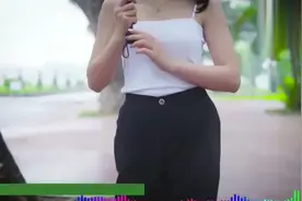 美女街头自拍，搭配伤感音乐，这般配合也是醉了！视频封面