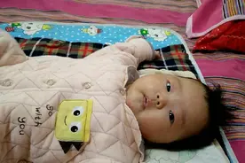 两个多月宝宝怒发冲冠是为何？妈妈把小宝贝称为小萝卜视频封面