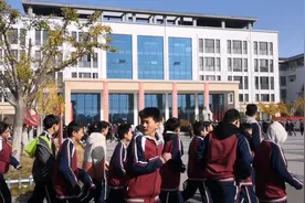 今天来学校看儿子，刚好碰到了啥壮观场面视频封面