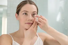 佩戴隐形眼镜出现眼红、流泪、眼睛不适的情况，该怎么办？视频封面