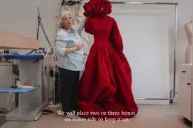 The making of the ROSE DRESS From the FW2019 collection视频封面