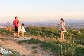 农村儿媳回娘家，第一次来家乡最高的山，风景太美了赶紧拍照留念视频封面