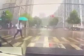 学生雨天过马路摔倒后脑着地 身体不断抽搐吓坏路人视频封面