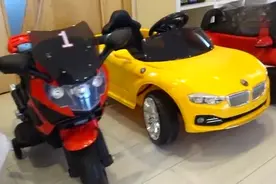 小萝莉偷玩超酷玩具车，好好玩视频封面