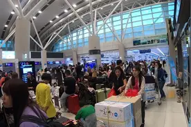 韩国济州岛只有一个机场，机场里几乎全是中国人，大部分是代购视频封面