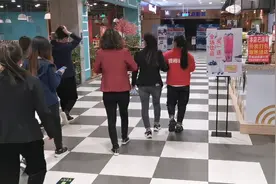 一群美女嘻嘻哈哈进了电梯，他们要做什么去，一起去看看视频封面