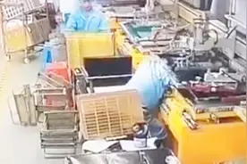 工人作业时头部与双手惨遭机器挤压 被救出时已神志不清视频封面