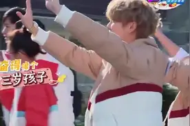 baby脱掉鞋，身高瞬间低了五公分，baby：我都不敢站起来！视频封面