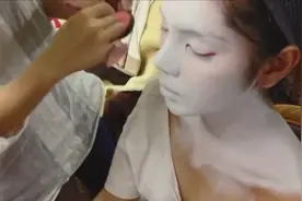 莫名心疼！小姐姐“艺伎妆”过程，有没有一种“渗人”的感觉？视频封面