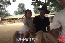 东北大龙：女儿体验骑小矮马，两圈下来30元，结果下来没玩够视频封面