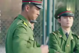 女生当兵要留短发，全部排队理头发，一剪子下去连男兵都哭了！视频封面