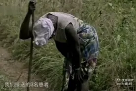 实击非洲救助埃博拉病毒患者，患者虚弱无力，站立困难视频封面