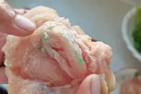 鸡胸肉切开全是绿色颗粒和白颗粒，这肉不敢吃，到底是啥？视频封面