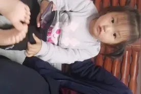 最简单的幸福就是平凡的生活，两代人一起静静的玩耍满满的都是爱视频封面