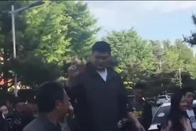 姚明和奥尼尔感情有多好？名人堂演讲“调戏”奥胖，全场观众哄笑视频封面