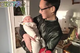 新生爸爸抱宝宝晒太阳，这手法越来越熟练了，宝宝好享受的样子