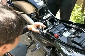 铃木GW250摩托车如何安装手机usb充电器 充电线