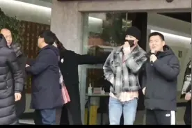 张艺兴现身母校湖南师范附中，现场人气爆棚，尖叫声不断视频封面