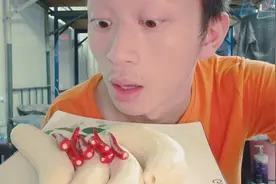 小伙自制奇葩美食，当辣椒遇到香蕉！黑暗料理？还是别有一番风味视频封面